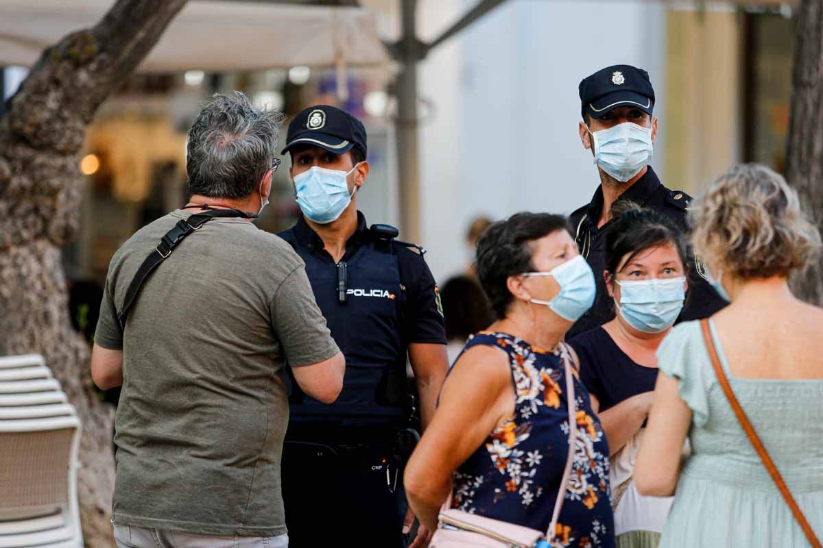 Un centenar de personas participan en Ibiza en un acto de protesta por la agresión sexual cometida en Formentera