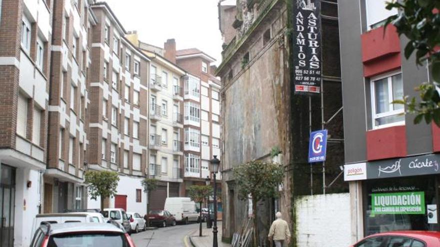 Exterior del teatro Santarúa, ayer, con andamios instalados en sus laterales.