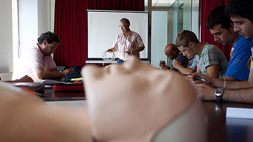 Un momento del curso para empleados municipales en la Casa Consistorial sobre el uso de desfibriladores.