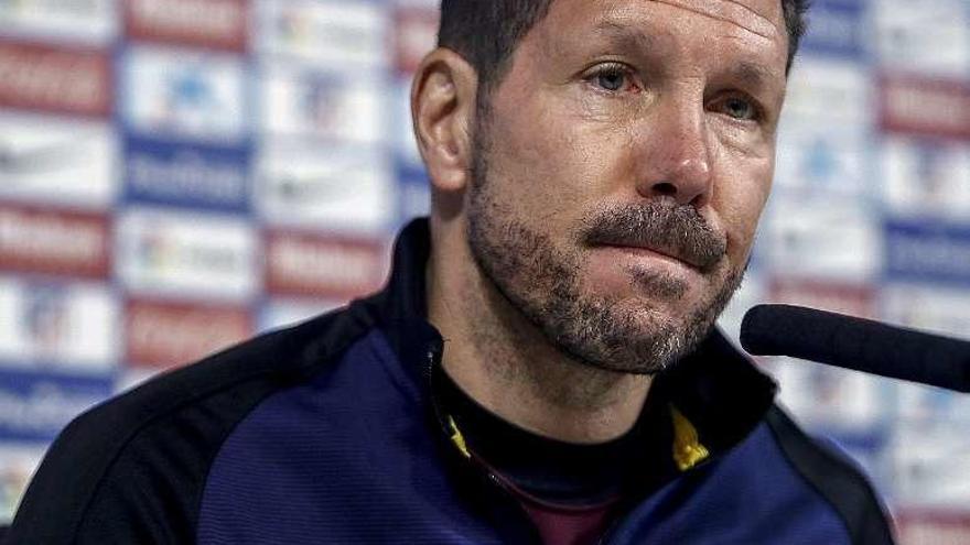 Simeone, pensativo ayer en la rueda de prensa. // Efe