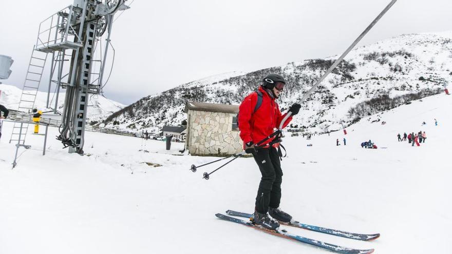 Más de 8.500 usuarios acuden a las estaciones de esquí asturianas durante el Puente de la Constitución