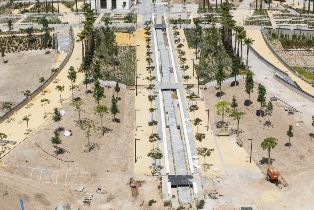 Asoma el verde en las obras del Parc Central