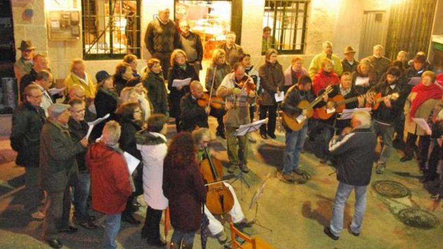 El coro San José durante el recorrido en honor a los Pepes y Pepas del año pasado, en Cangas. // G.N.