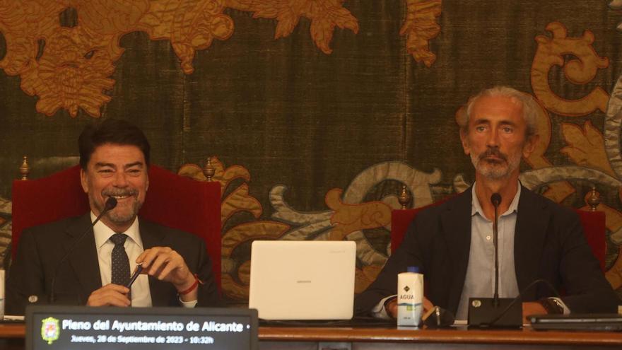 El alcalde, junto al vicesecretario, en un pleno reciente en el Ayuntamiento de Alicante