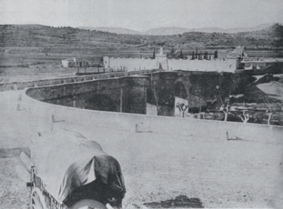 Vista exterior del cementiri des de la carretera de Cardona, any 1904