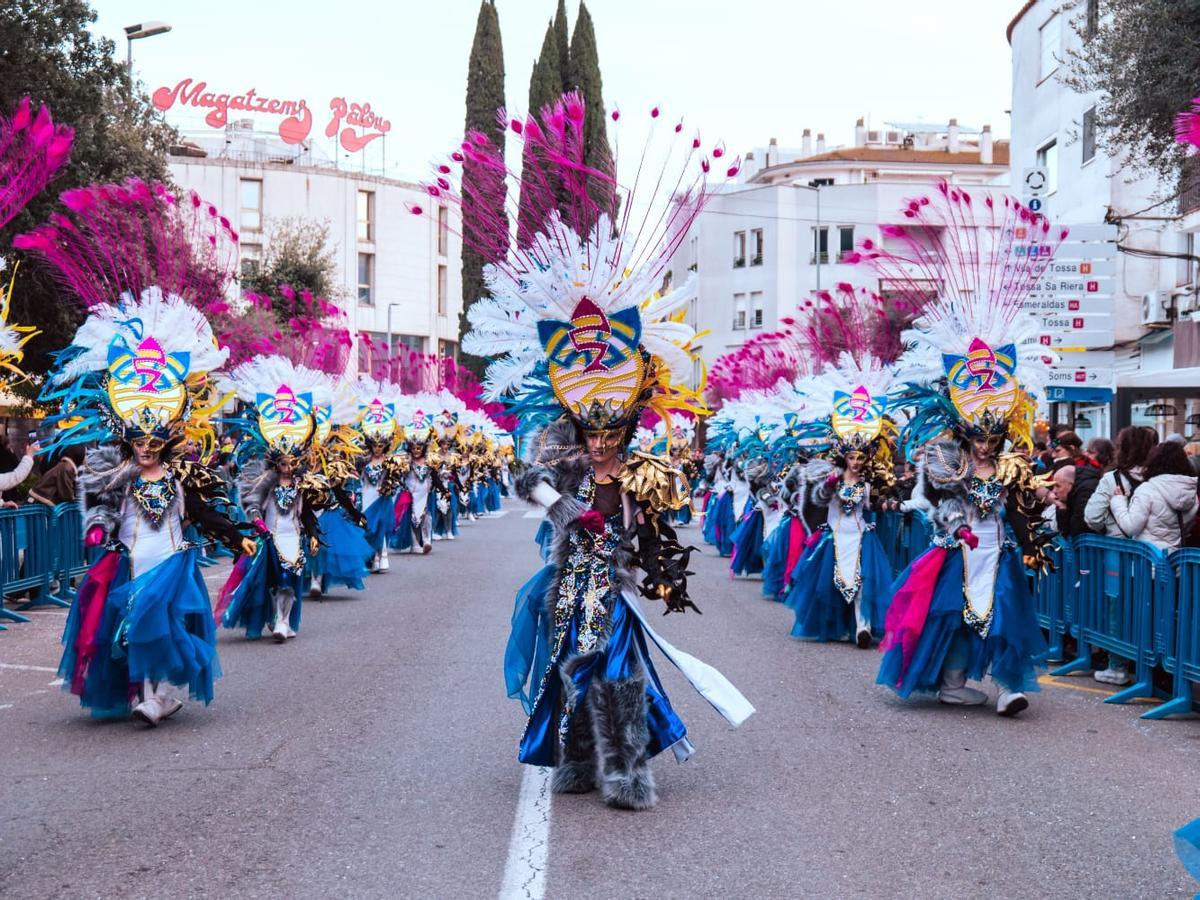 Fins a 31 colles participen en la 49a Rua de la Ressaca de Tossa.