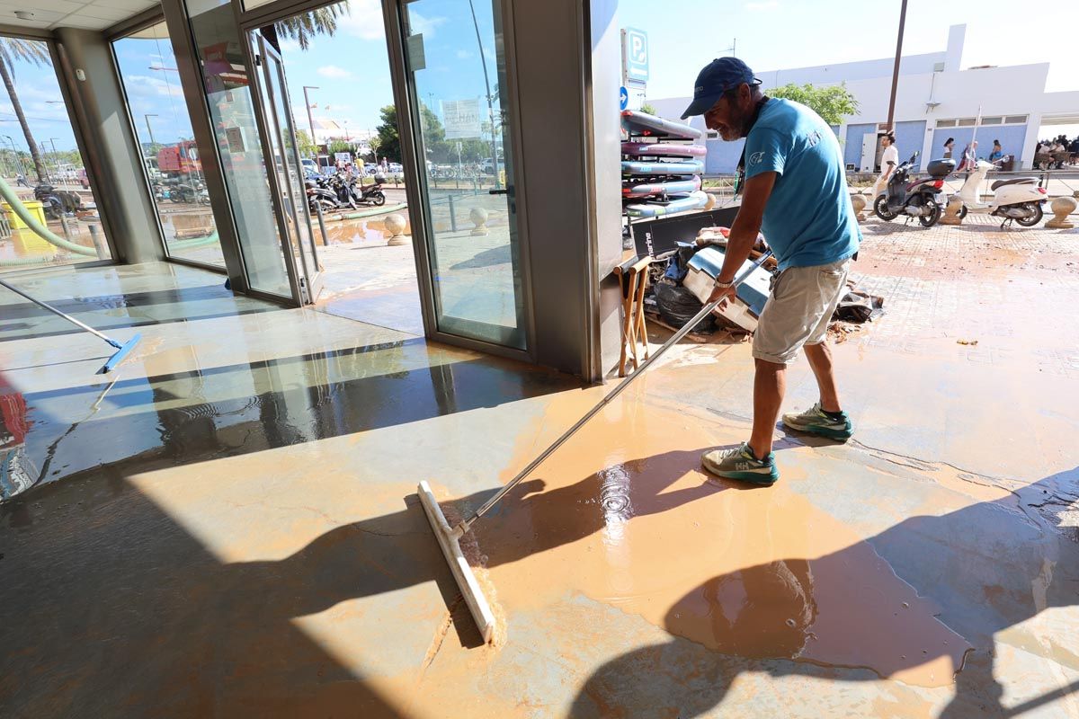 Todas las imágenes de los trabajos de limpieza en los locales de Ibiza inundados por el temporal