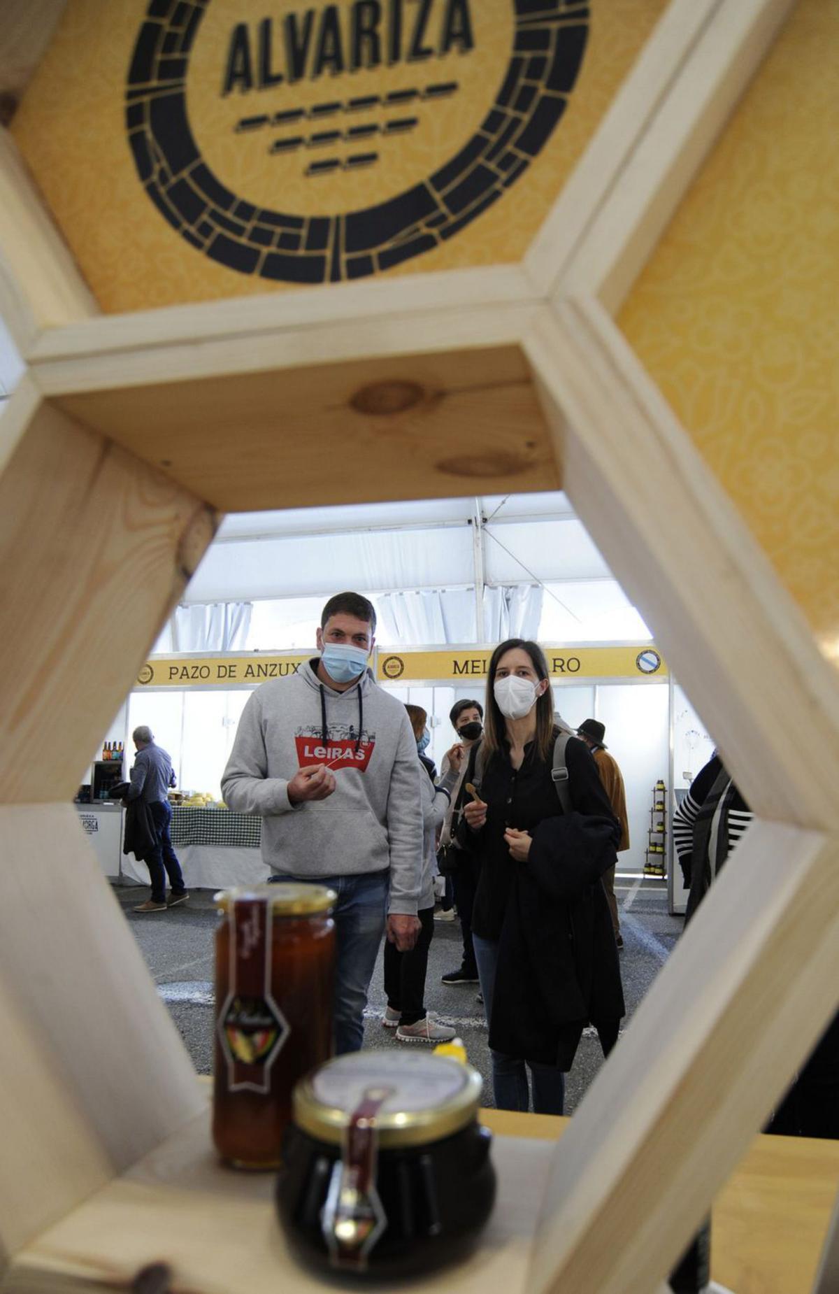 Dos jóvenes catan mieles. | // BERNABÉ/JAVIER LALÍN