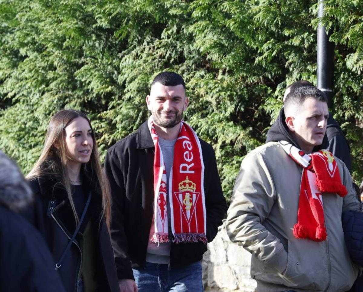 Por la izquierda, Pablo Vázquez, en el recibimiento. Serigo Alvarez, Alba Ortega, Alberto Alcala y Rocio Rivera con Marco Alvarez y Pelayo Alcalá, abajo.  Joaquín Alonso y Rebeca Paredes.