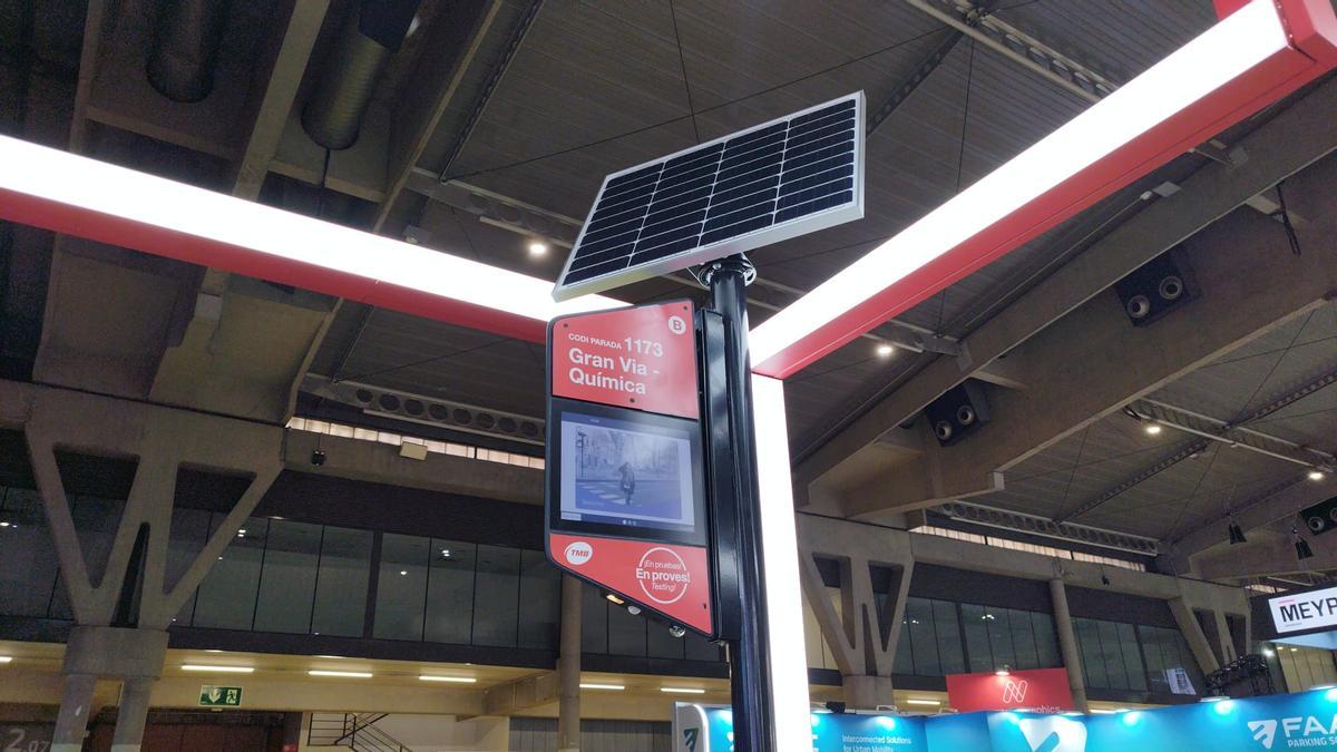 Un prototipo de las futuras paradas de bus equipadas con inteligencia artificial de Barcelona