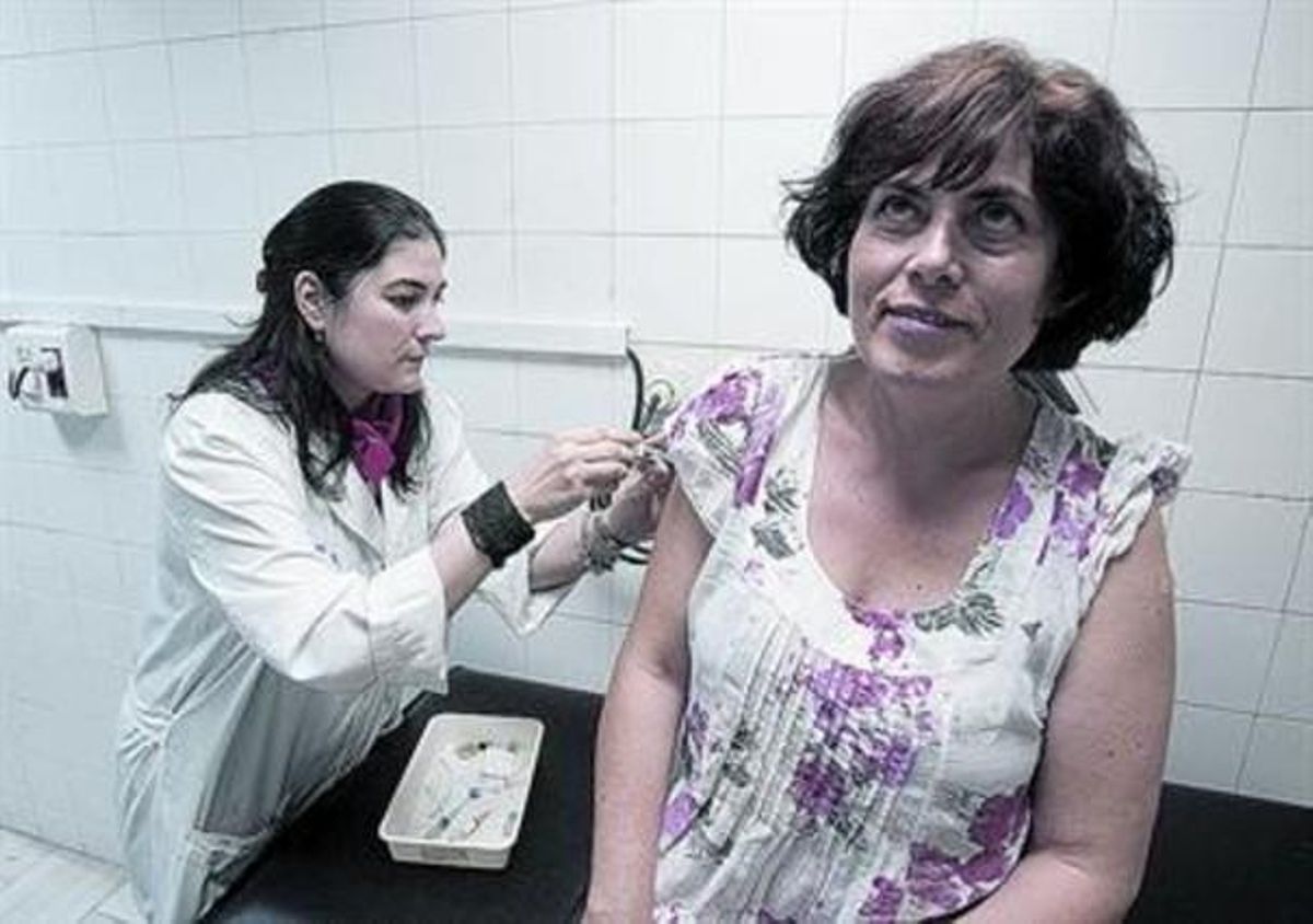 Una doctora aplica una vacuna a una pacient al centre assistencial de Drassanes, a Barcelona, divendres. Una doctora aplica una vacuna a una pacient al centre assistencial de Drassanes, a Barcelona, divendres.