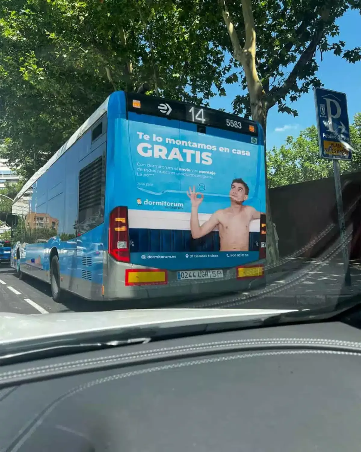 La campaña publicitaria en una guagua de Madrid