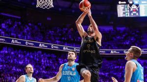 Santi Aldama controla el balón ante tres jugadores de Eslovenia.