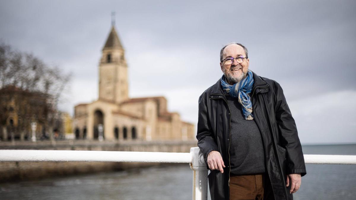 GIJON. LUISMI PIÑERA, CRONISTA DE GIJON, JUNTO A LA PLAYA DE SAN LORENZO