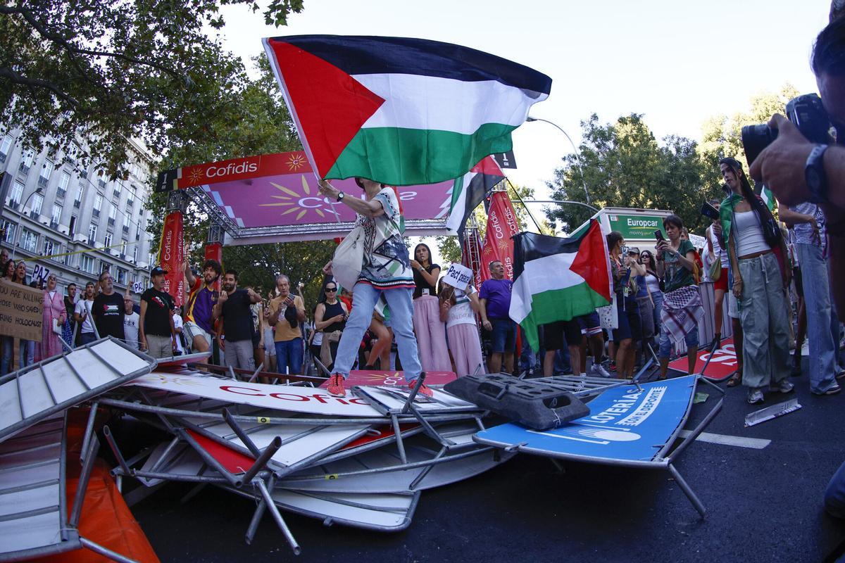 Las protestas propalestinas en el Paseo del Prado obligaron a recortar la última etapa de la polémica Vuelta a España en septiembre.