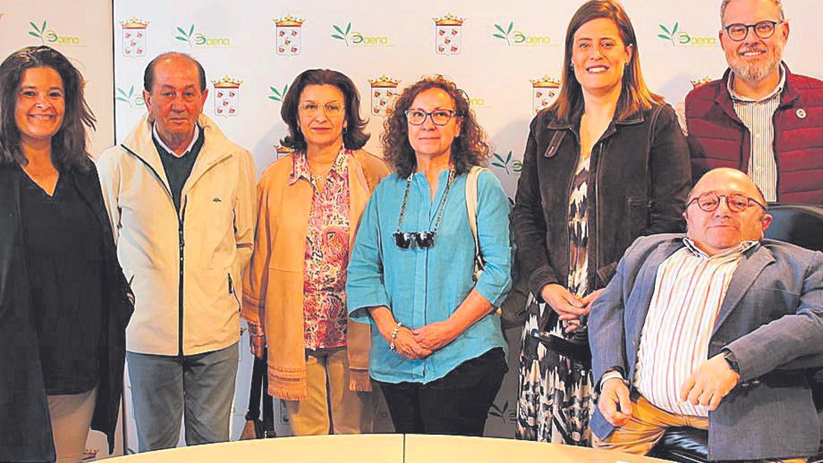 Alcaldesa, concejales y miembros de la asociación de alzhéimer.