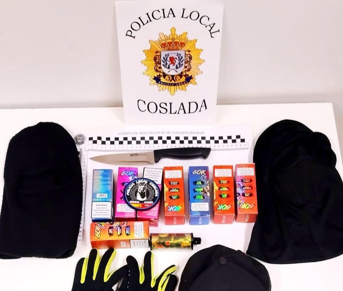 Objetos intervenidos a dos personas detenidas por robos cuchillo en mano en Coslada