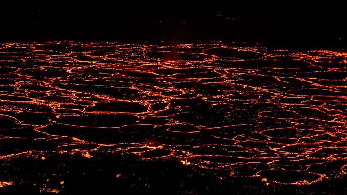 Sale lava fundida de una fisura en la península de Reykjanes, 3 km al norte de la ciudad evacuada de Grindavik,