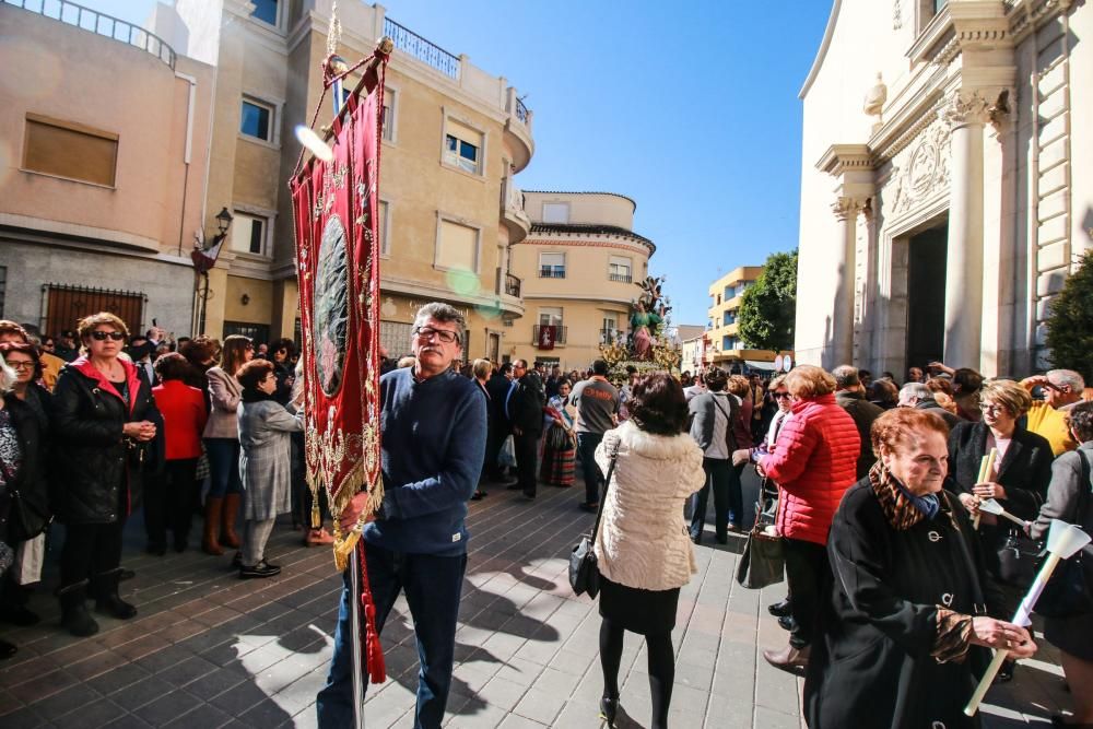 Miles de fieles han acompañado la imagen de Santa Águeda hasta su ermita en un camino jalonado por puestos de dulces