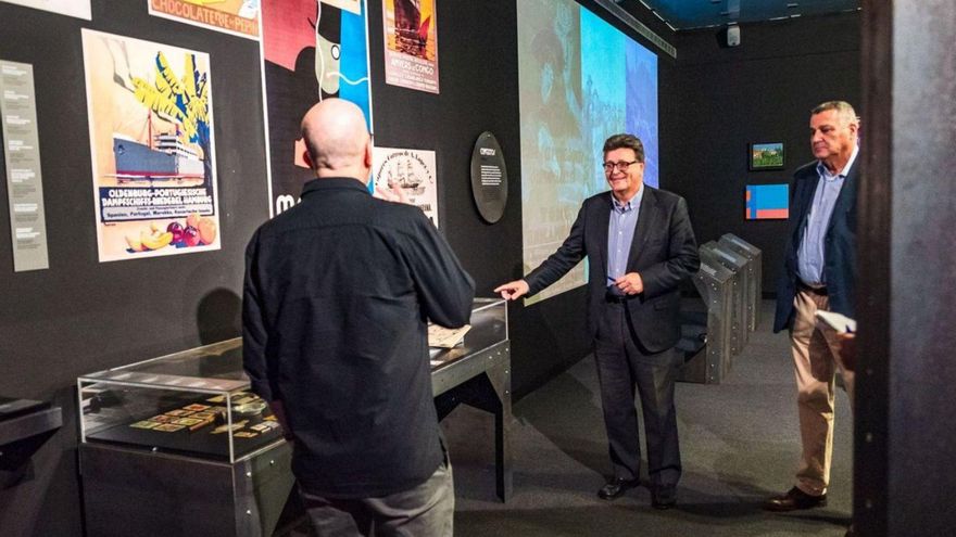 José Carlos Acha (centro) y Juan Pedro Morales (izquierda), ayer, durante la visita a la muestra.