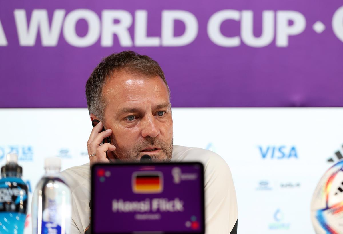 Hansi Flick, durante la rueda de prensa previa al partido en la que compareció sin ningún jugador.