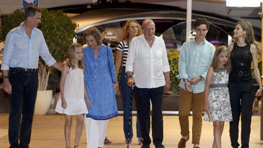 Felipe VI, Letizia y sus hijas se reúnen con Juan Carlos y Sofía en Mallorca