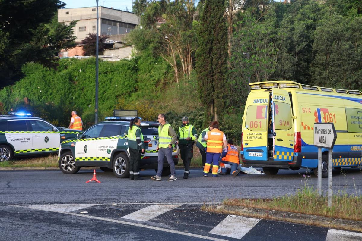 El fallecido, bajo una sábana, con efectivos del 061 y de la Guardia Civil