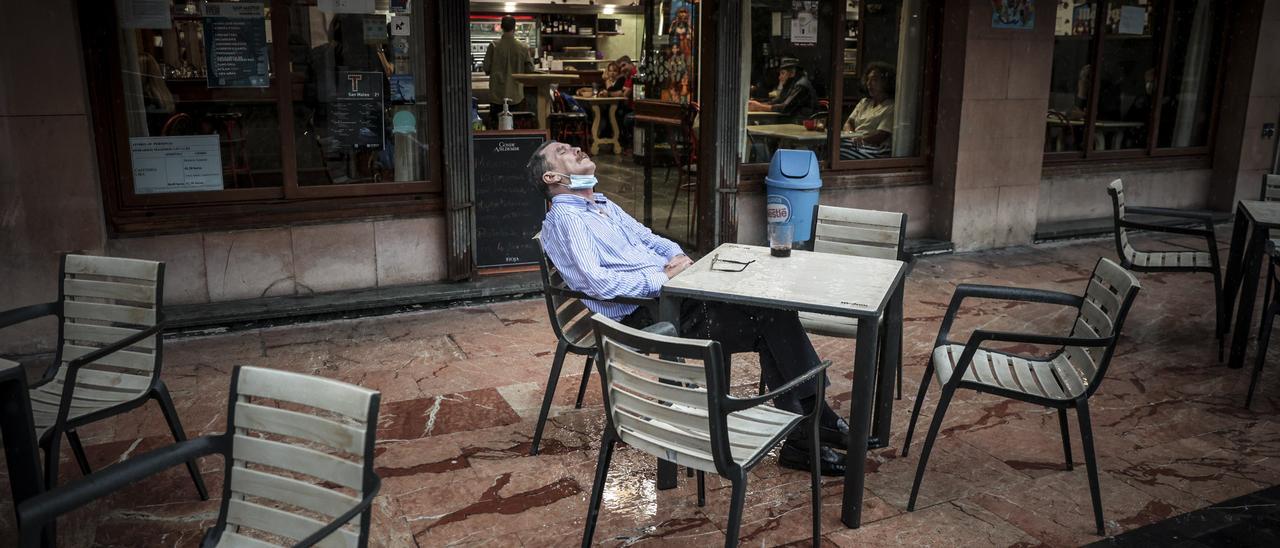 Un ovetense en una terraza