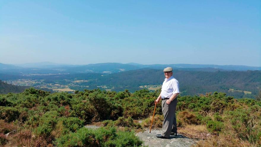 El cronista de Ames, Maximino Viaño, ante unas espectaculares vistas de A Maía. Foto: MV