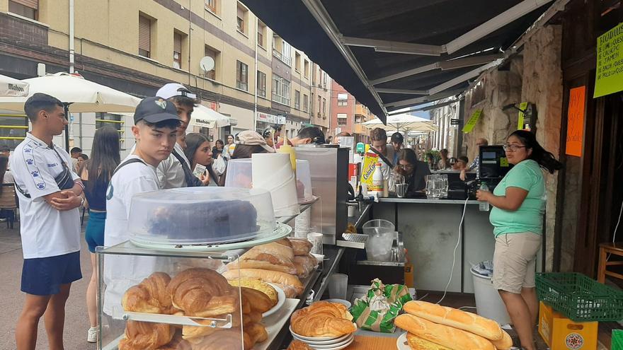 El Boombastic desayuna en Lugo y Posada: lleno total en bares, cafeterías y supermercados de Llanera