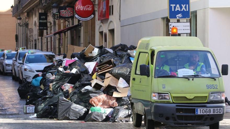 Un camión de Limasa, en el centro de Málaga.