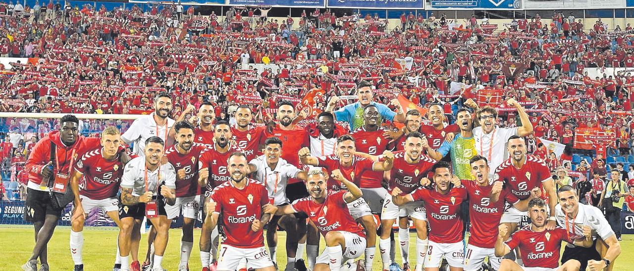 La plantilla del Real Murcia posa en el Rico Pérez tras pasar a la final.