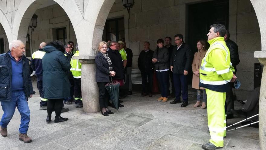 Concentración en los soportales del Concello de Redondela, esta mañana. / FdV