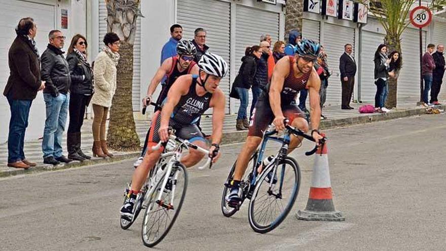 Varios participantes en el sector de ciclismo.