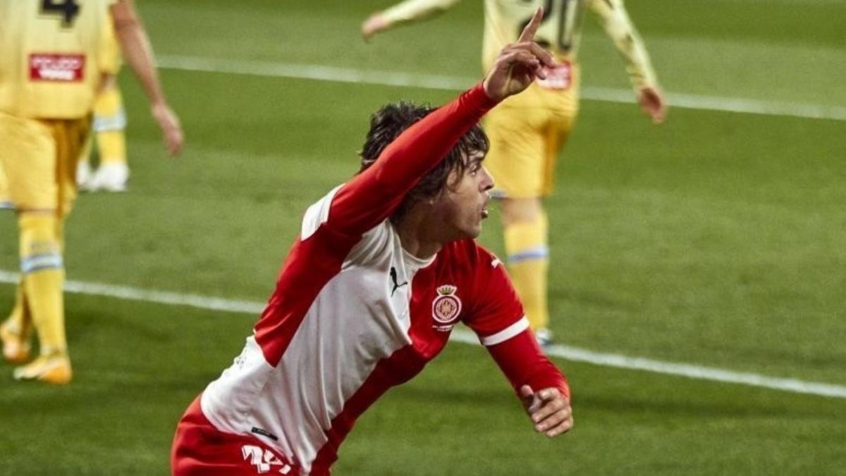 Pablo Moreno corre para celebrar el gol tras batir a Diego López con un zurdazo.
