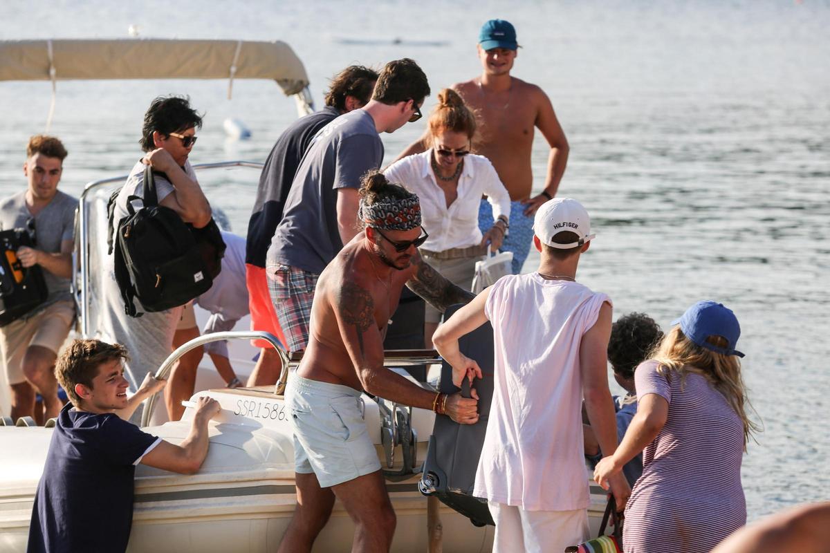 Desembarco en Porroig de un grupo de personas desalojadas de es Cubells.