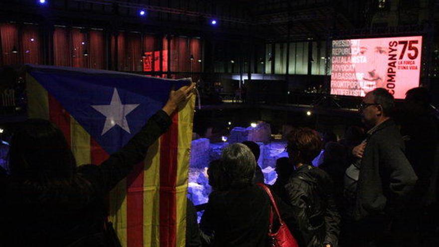 Assistents a l&#039;ate despleguen una estelada.