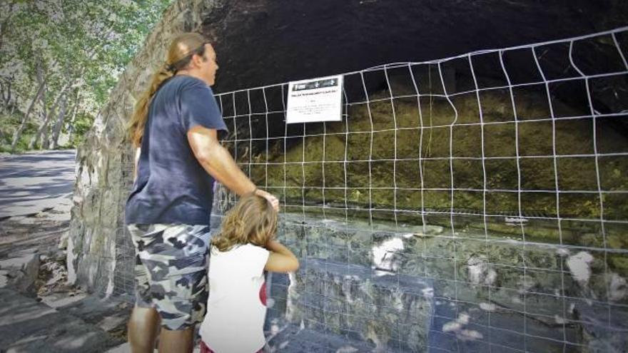 Los paelleros del preventorio en Alcoy, dentro del parque natural de la Sierra de Mariola, son algunos de los que han sido clausurados con el entramado de alambre.