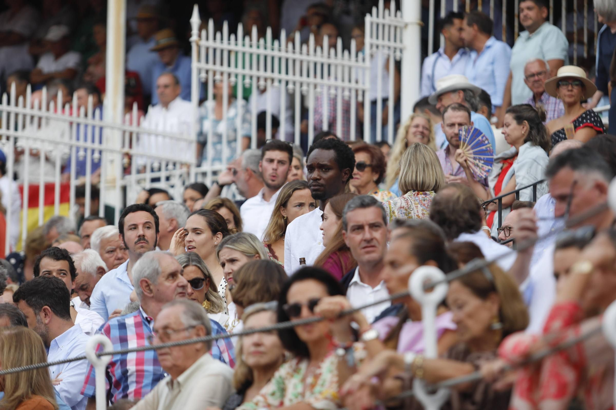 De Espinosa de los Monteros a Esperanza Aguirre: el ambiente en la plaza de toros de Gijón, en imágenes
