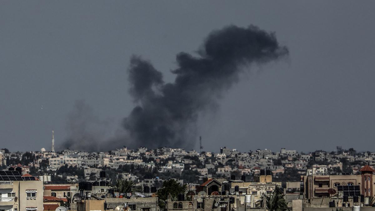 Una columna de humo tras un bombardeo de Israel contra Jan Yunis, en el sur de la Franja de Gaza