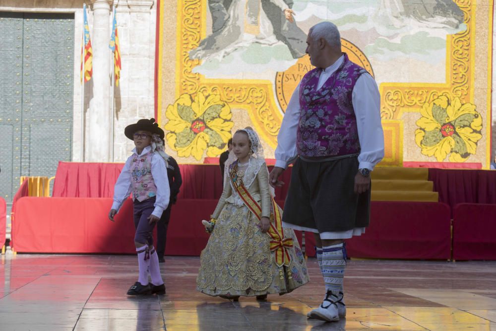 Desfile de las falleras mayores de las diferentes comisiones durante la procesión general de la Mare de Déu dels Desemparats.