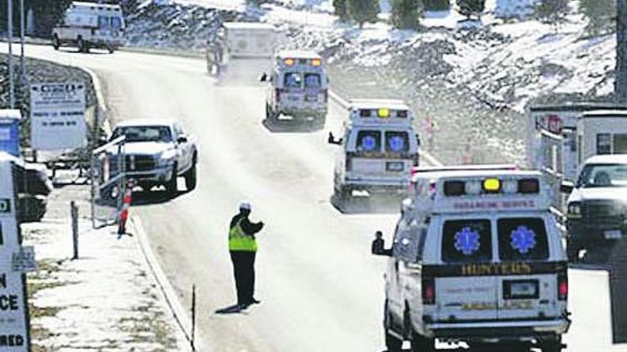 Una caravana de ambulancias dirigiéndose al lugar de la explosión.