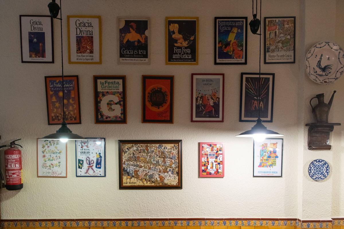 Carteles de las fiestas de Gràcia en el restaurante Cal Boter. Barcelona, 30 de junio de 2026. Foto: Belén González / EP