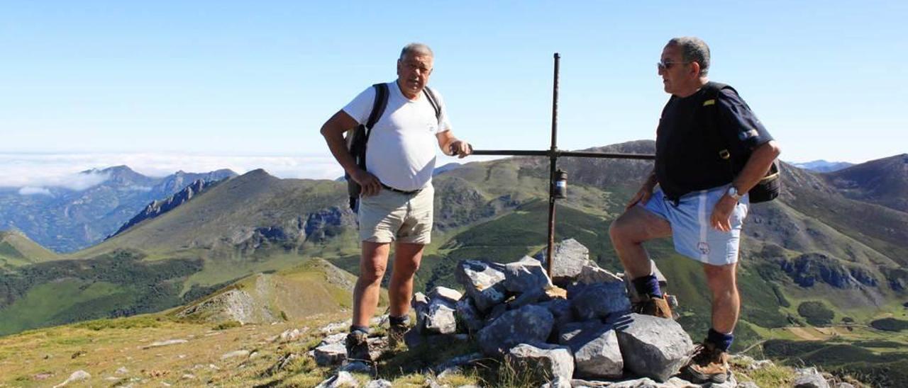 Senderistas en el pico Les Llastres.