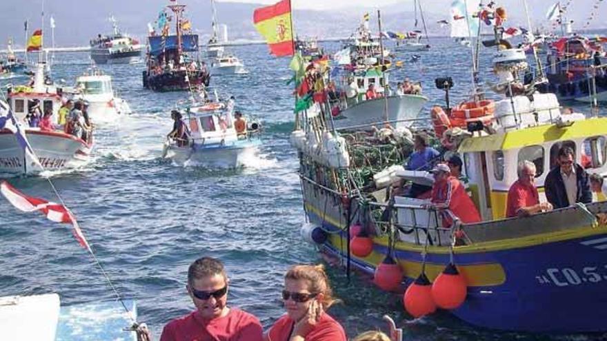 La procesión marítima volverá a surcar las aguas de la ría frente a la costa de Cangas.  // Gonzalo Núñez