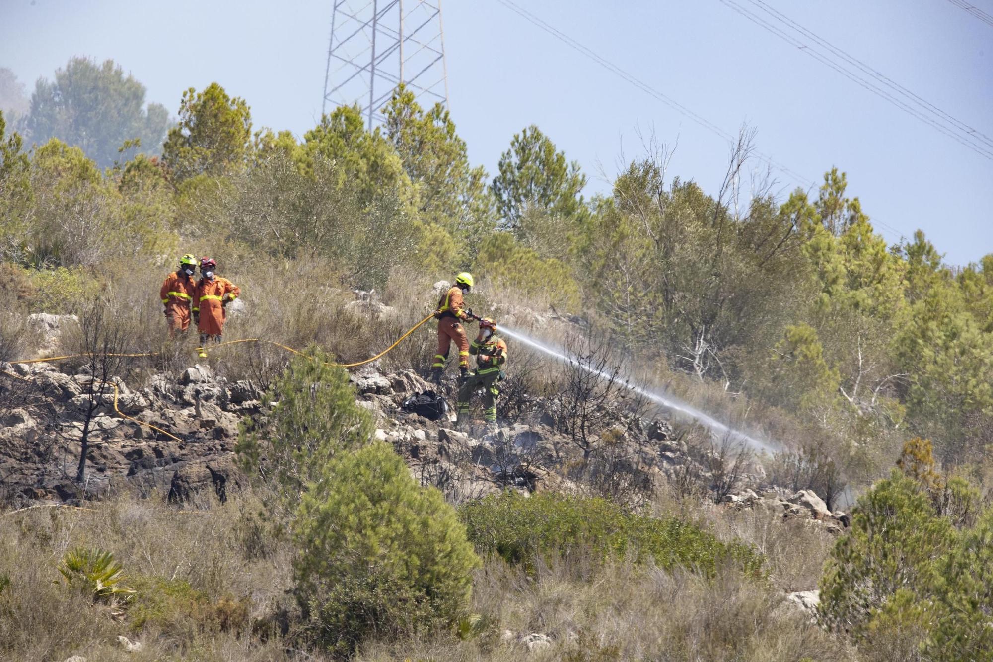 Así trabajan los bomberos movilizados en el incendio de Barxeta
