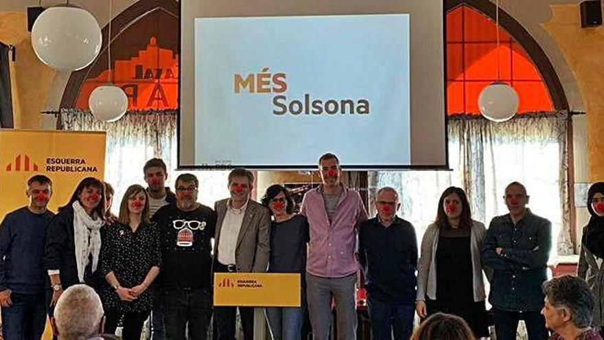 Els integrants de la llista republicana a Solsona, ahir al matí, amb un nas de pallasso