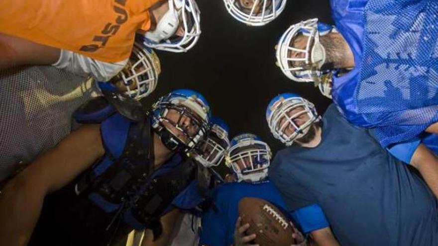 La plantilla de los Alicante Sharks hace un corro antes de una sesión de trabajo.