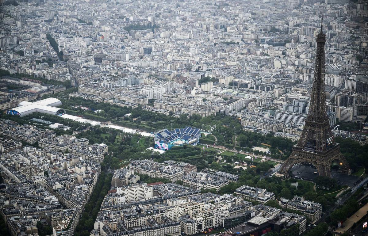 Vista aérea de la Torre Eiffel y el Camp du Mars durante la ceremonia de apertura de los Juegos Olímpicos de París 2024