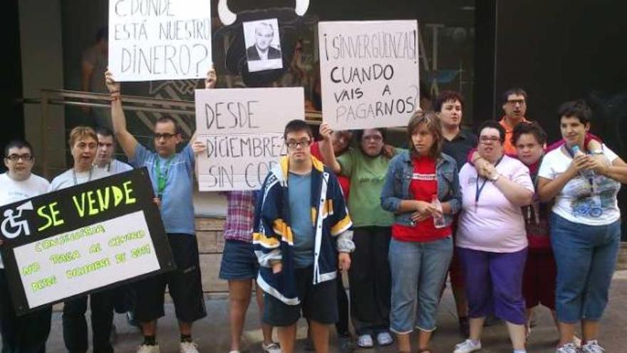 Usuarios, familiares y trabajadores denunciaron con pancartas la deuda de la Generalitat.